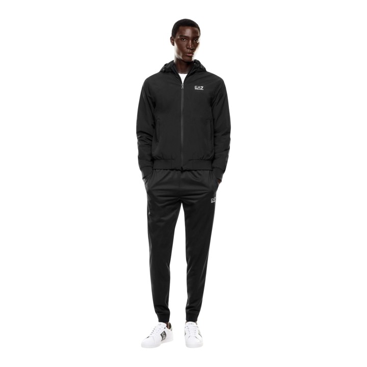 Chaqueta EA7 de hombre negra 8NPB21 PNFZZ vista frontal de cuerpo entero