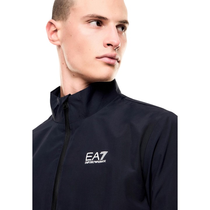 Chaqueta EA7 para hombre negra vista de tres cuartos posterior