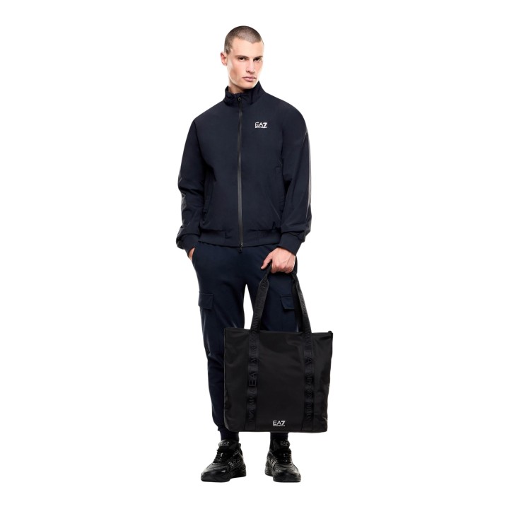 Detalle frontal de chaqueta EA7 para hombre negra