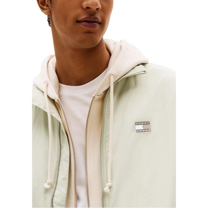 Detalle frontal de chaqueta verde de hombre Tommy Hilfiger Jeans TJM Essential Jacket