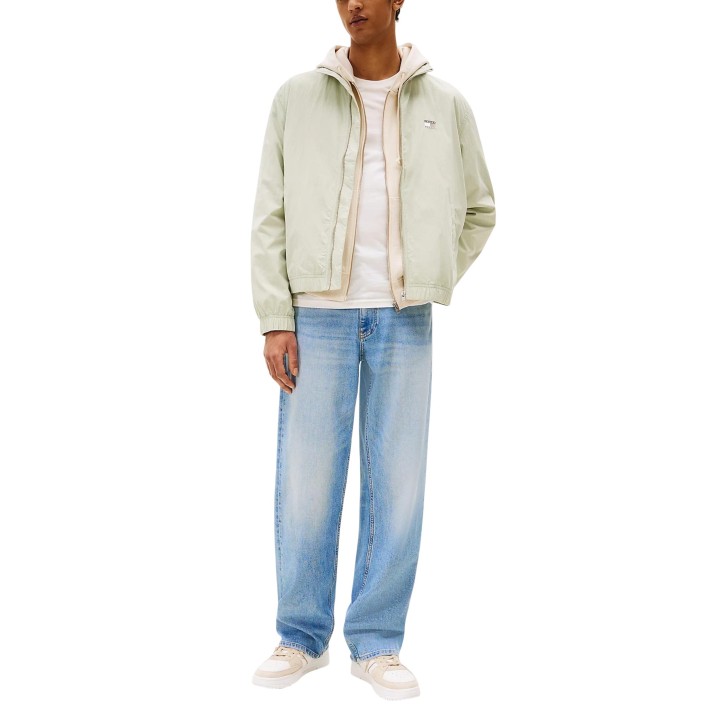 Chaqueta verde de hombre Tommy Hilfiger Jeans TJM Essential Jacket vista frontal de cuerpo entero