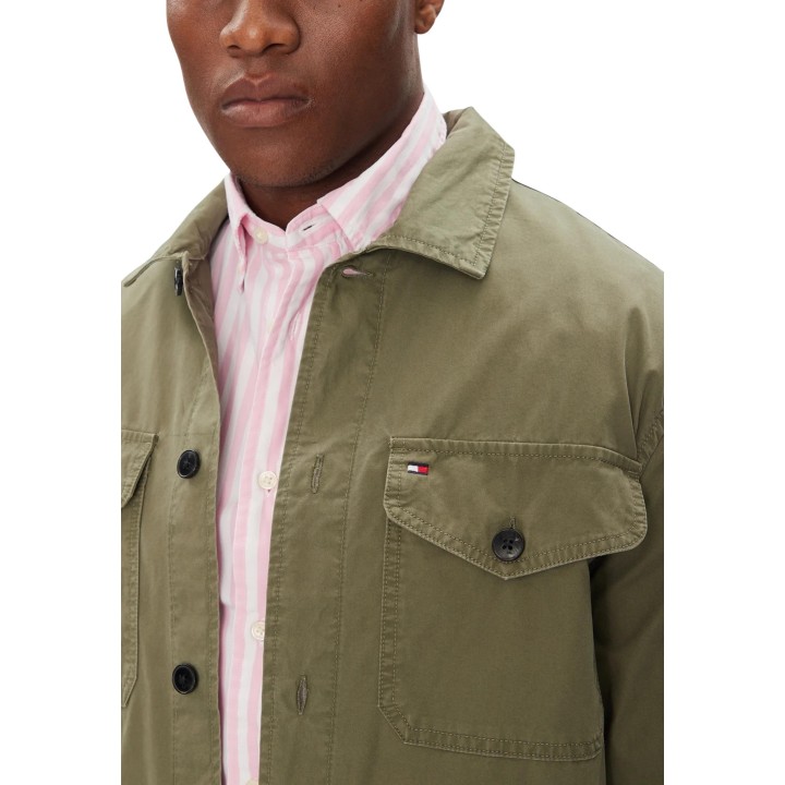 Detalle frontal de chaqueta Tommy Hilfiger verde de sarga de algodón para hombre