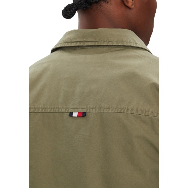 Detalle posterior de chaqueta Tommy Hilfiger verde de sarga de algodón para hombre