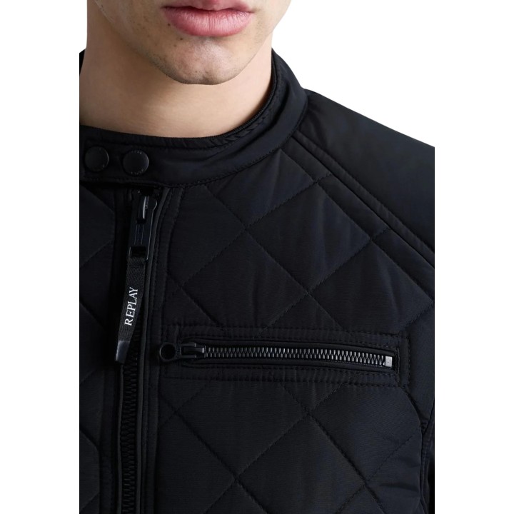 Detalle de chaqueta Replay negra Poly Oxford con cuello y cremallera