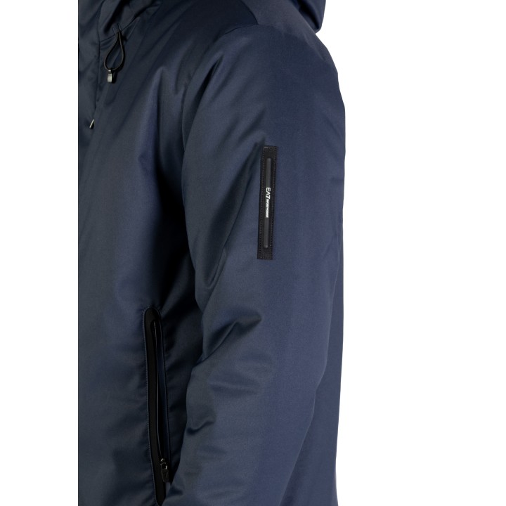 Detalle del abrigo azul de hombre EA7 Caban Coat 7M000689 AF15952