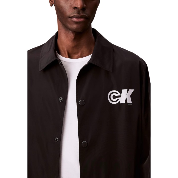 Detalle frontal de chaqueta de nylon negra Calvin Klein Jeans para hombre