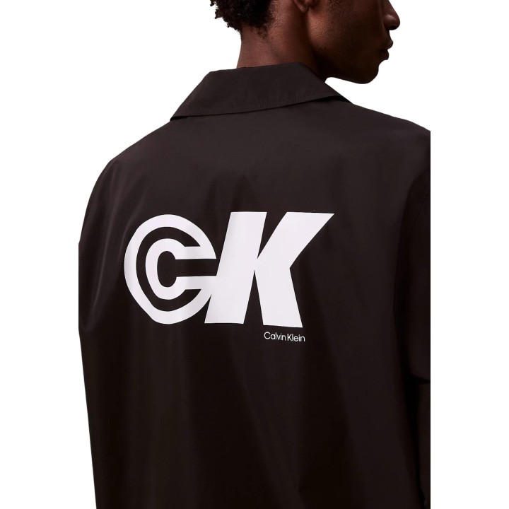 Detalle posterior de chaqueta de nylon negra Calvin Klein Jeans para hombre