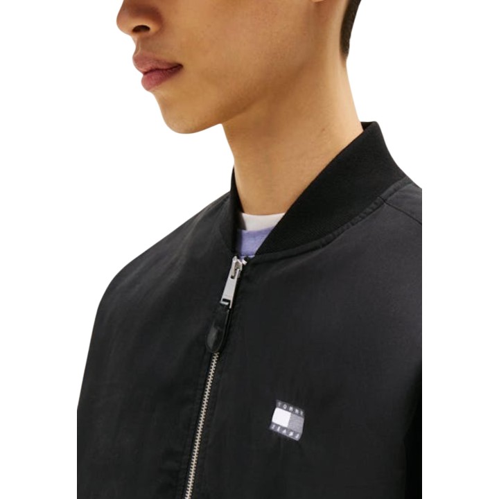 Detalle del cuello y cremallera de chaqueta bomber negra Tommy Hilfiger Jeans