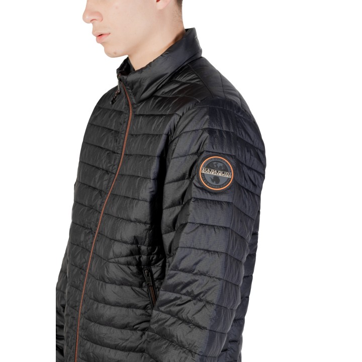 Detalle de chaqueta Napapijri A-AMIATA NP0A4ICT negra para hombre