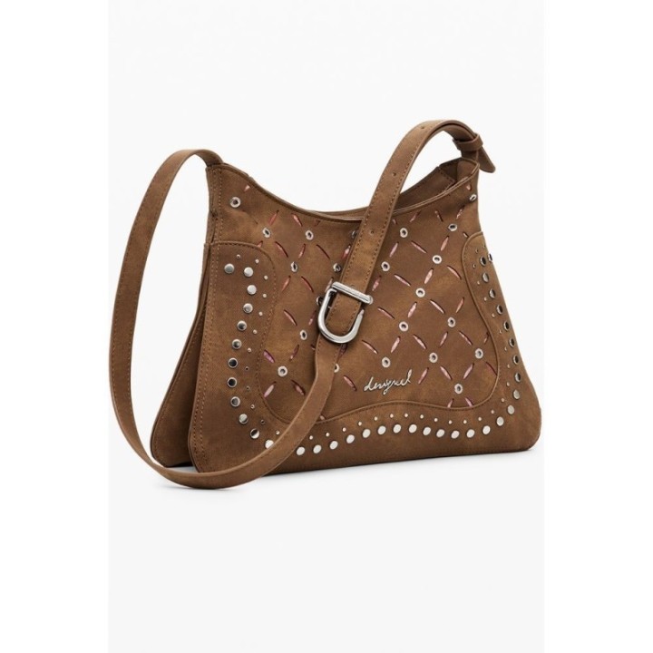 bolso marrón de polietileno para mujer Desigual vista lateral con tachuelas y detalle de logo