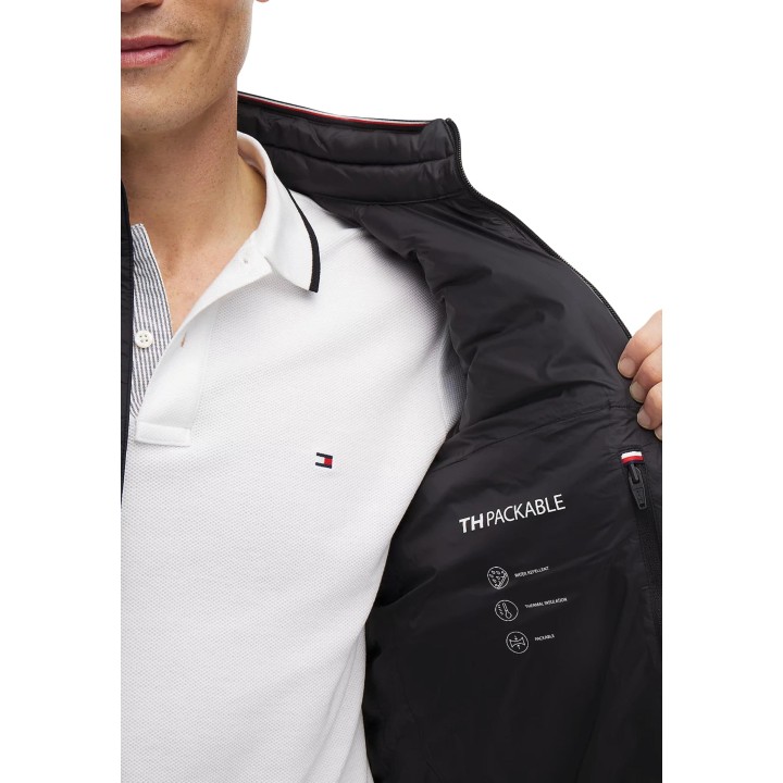 Detalle interior de chaqueta acolchada negra Tommy Hilfiger Jeans para hombre