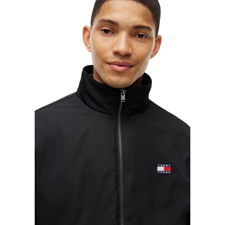Detalle frontal de chaqueta acolchada negra Tommy Hilfiger Jeans para hombre