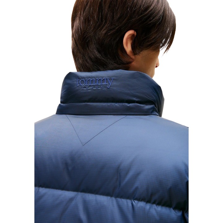 Detalle posterior de chaqueta acolchada Tommy Hilfiger Jeans azul oscuro