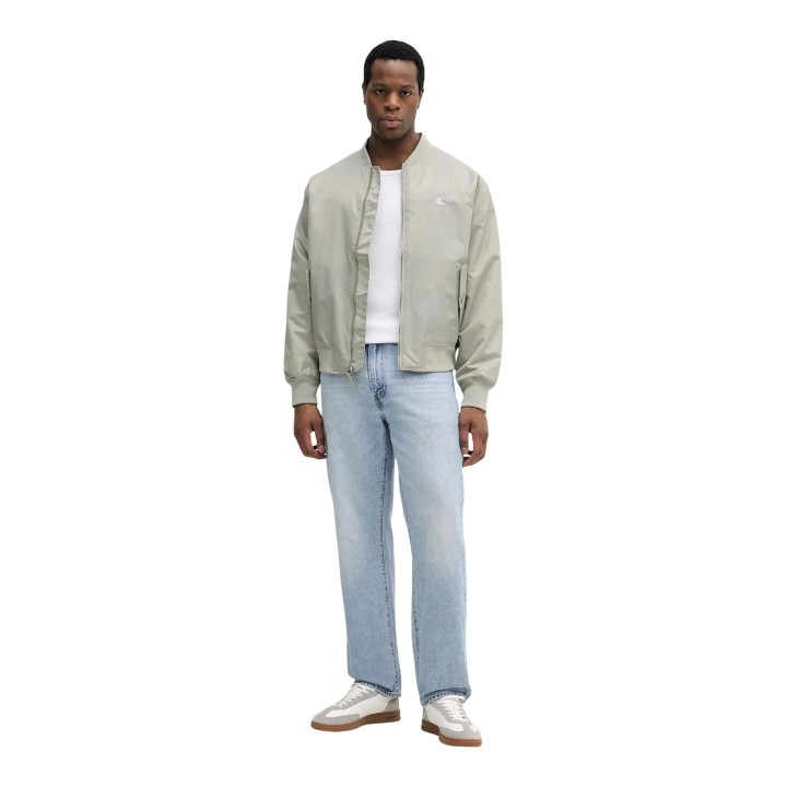 Calvin Klein Jeans chaqueta bomber verde para hombre vista frontal abierta