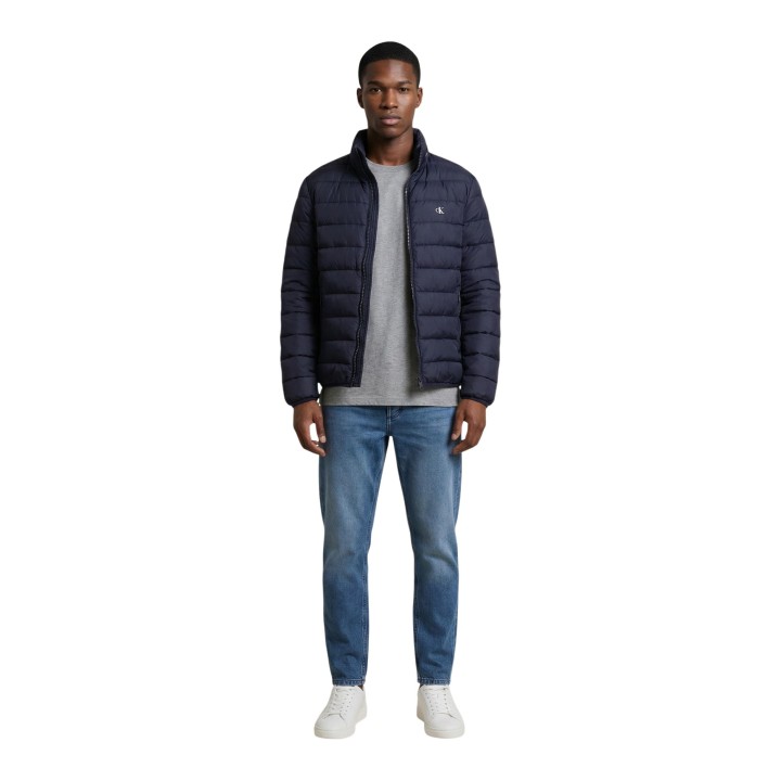 Calvin Klein Jeans chaqueta acolchada de nylon azul para hombre vista frontal de cuerpo entero