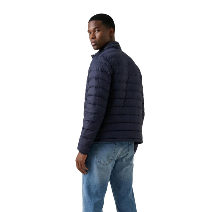 Calvin Klein Jeans chaqueta acolchada de nylon azul para hombre vista posterior en tres cuartos