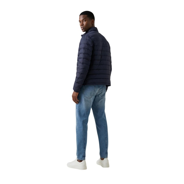 Calvin Klein Jeans chaqueta acolchada de nylon azul para hombre vista posterior en tres cuartos