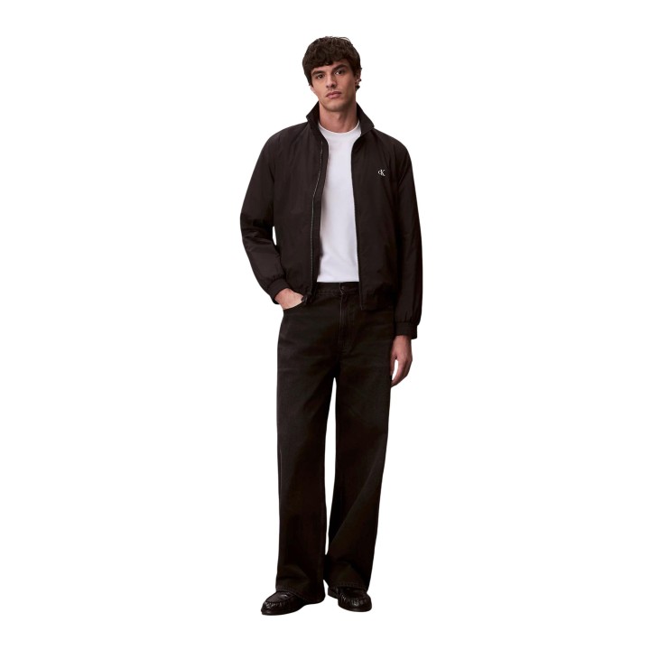 Calvin Klein Jeans chaqueta Harrington negra para hombre vista frontal en modelo