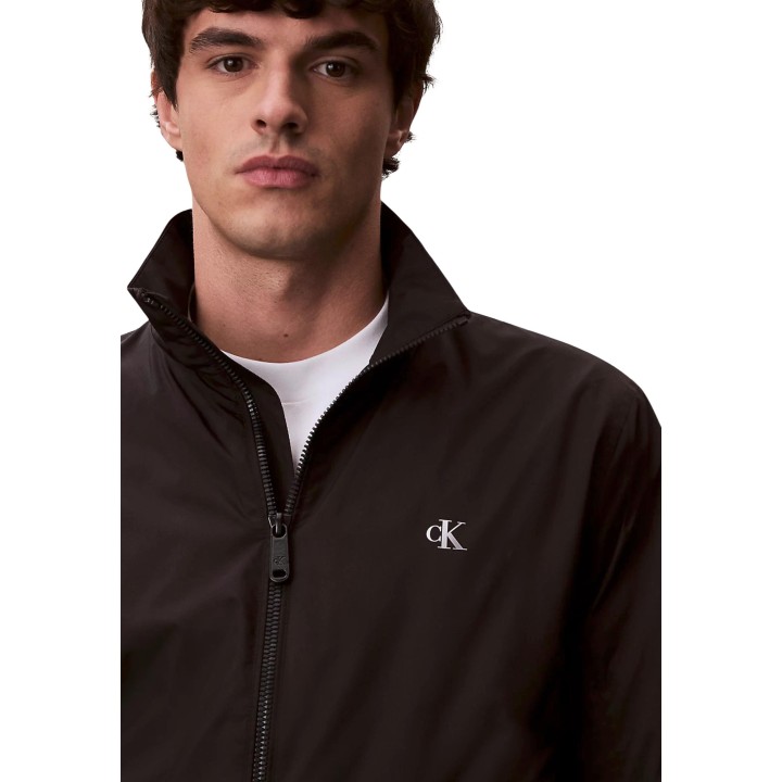Detalle de chaqueta Harrington negra Calvin Klein Jeans para hombre
