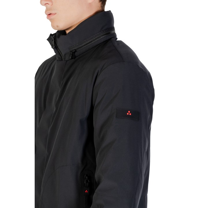 Detalle de cuello cremallera y logo de parka negra Peuterey Peebles SRT