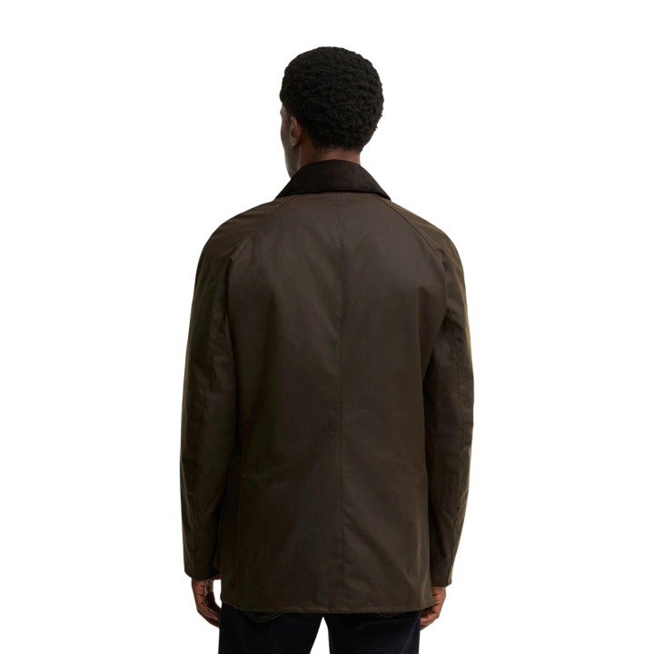 Detalle frontal del cuello de pana y cremallera de la chaqueta Barbour Ashby MWX0339 marrón oscuro