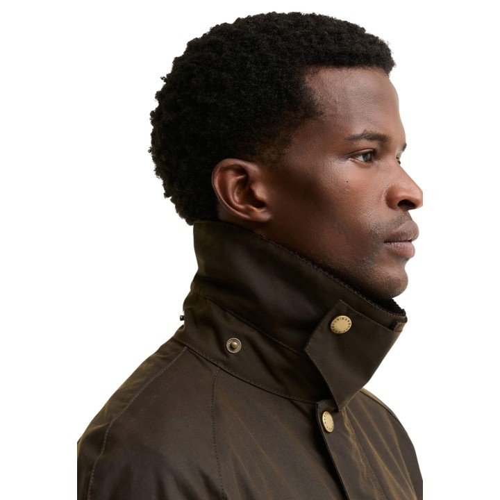 Detalle del bolsillo con solapa y botones de la chaqueta Barbour Ashby MWX0339 de hombre marrón oscuro