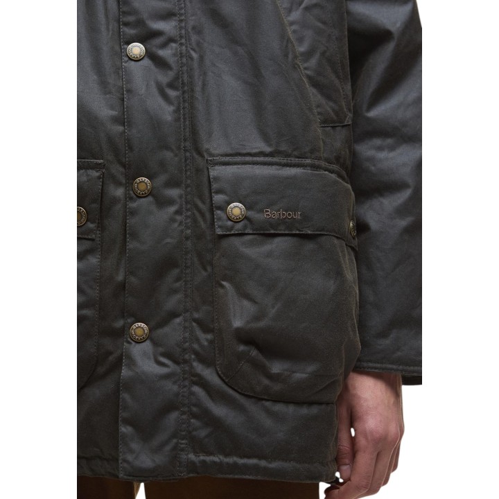 Detalle de bolsillo y botones de la Barbour Bedale Wax Parka verde oliva encerada