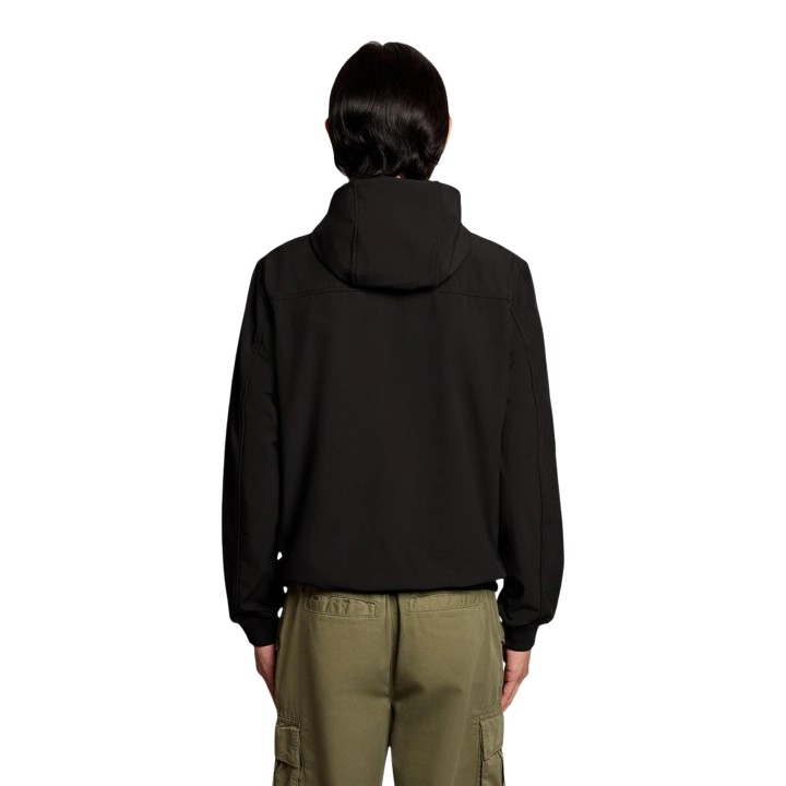 Lyle & Scott parka softshell negra de hombre JK2110V en vista posterior