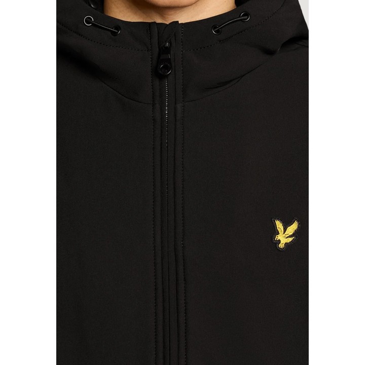 Detalle frontal de parka softshell negra Lyle & Scott JK2110V con logo