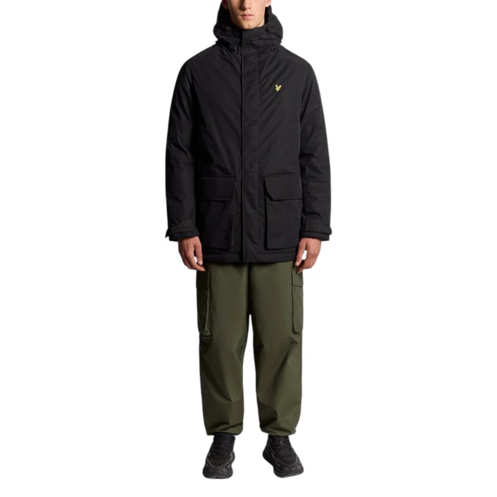 Lyle & Scott parka de hombre negra con membrana JK2320V vista frontal de cuerpo entero