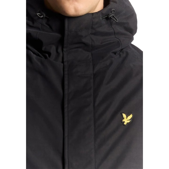 Detalle frontal de la parka negra de hombre Lyle & Scott JK2320V con membrana