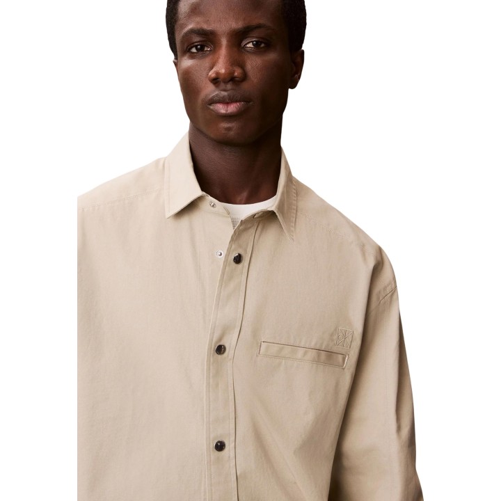 Detalle frontal de chaqueta beige Calvin Klein Jeans para hombre LV04RE109G