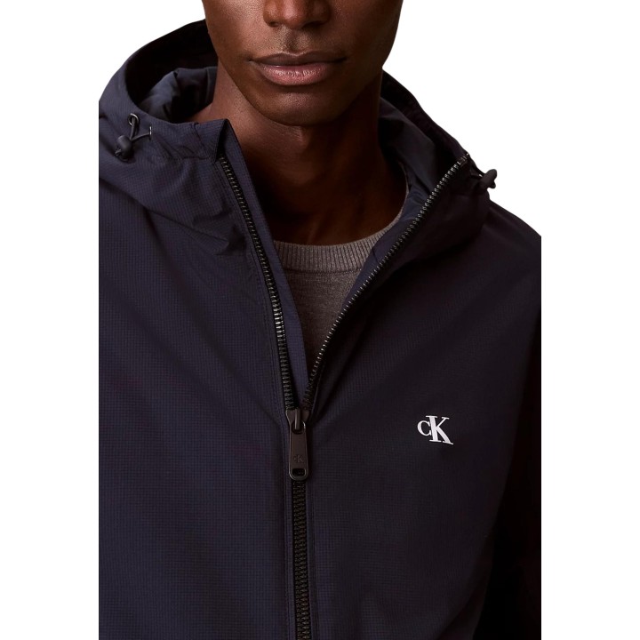 Detalle frontal de chaqueta de hombre Calvin Klein Jeans azul oscuro con logo