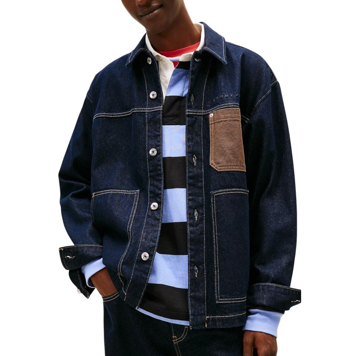 Chaqueta de hombre Tommy Hilfiger Jeans DM0DM22419 en denim oscuro vista de tres cuartos