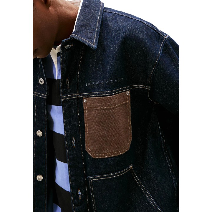 Detalle de chaqueta Tommy Hilfiger Jeans DM0DM22419 en denim oscuro