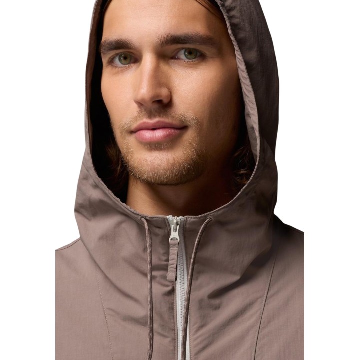 Detalle de capucha y cremallera de chaqueta Columbia Spire Valley gris para hombre