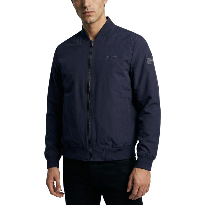 Guess chaqueta bomber azul para hombre M6RL09 WJ362 vista frontal en modelo