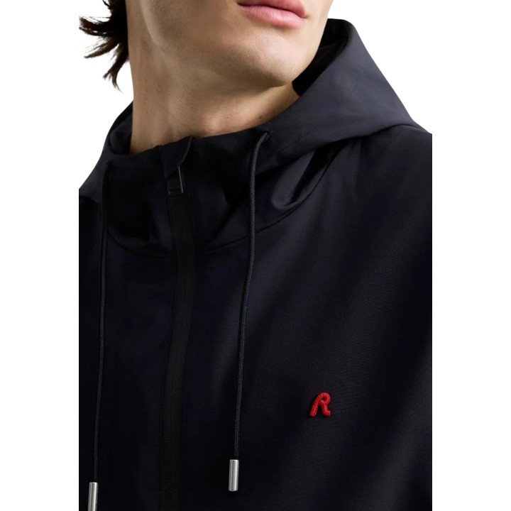Detalle de capucha cordones y logo de chaqueta Replay negra para hombre