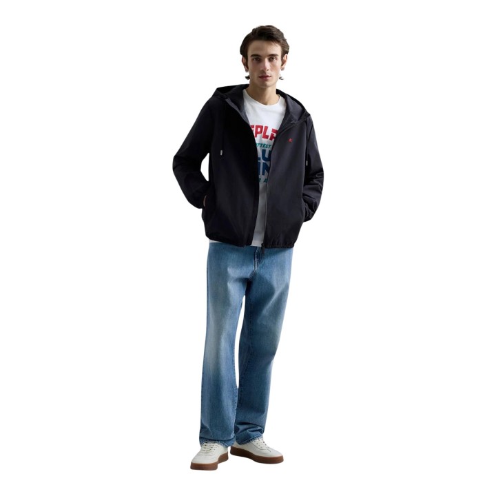 Chaqueta Replay negra para hombre vista de tres cuartos referencia M8338A.000.84876