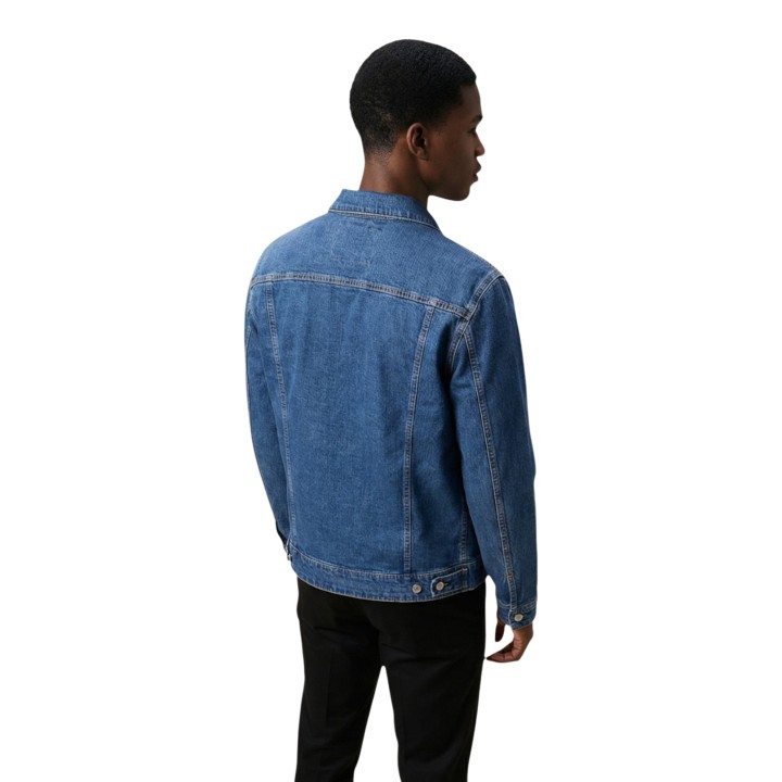 Chaqueta vaquera Replay para hombre en azul vista posterior tres cuartos