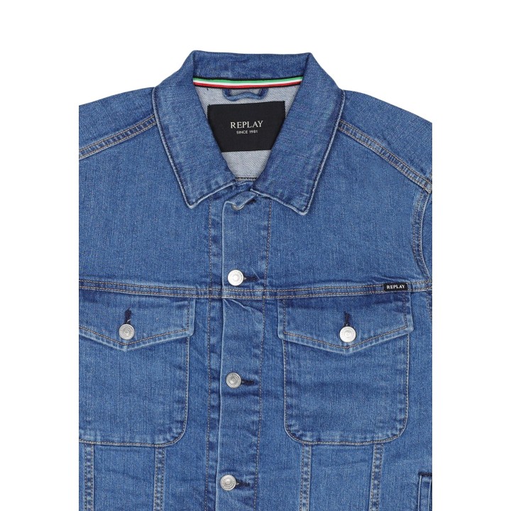 Detalle frontal de chaqueta vaquera Replay para hombre en azul