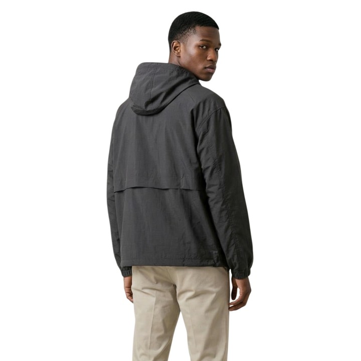 New Balance chaqueta Athletics Ripstop Jacket para hombre negra vista de tres cuartos posterior