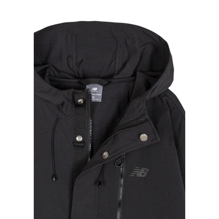 Detalle frontal de chaqueta New Balance Athletics Ripstop Jacket negra para hombre