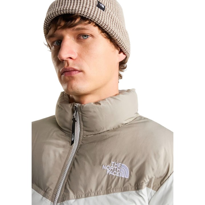 Detalle frontal de chaqueta de hombre The North Face M Saikuru NF0A853I color crema