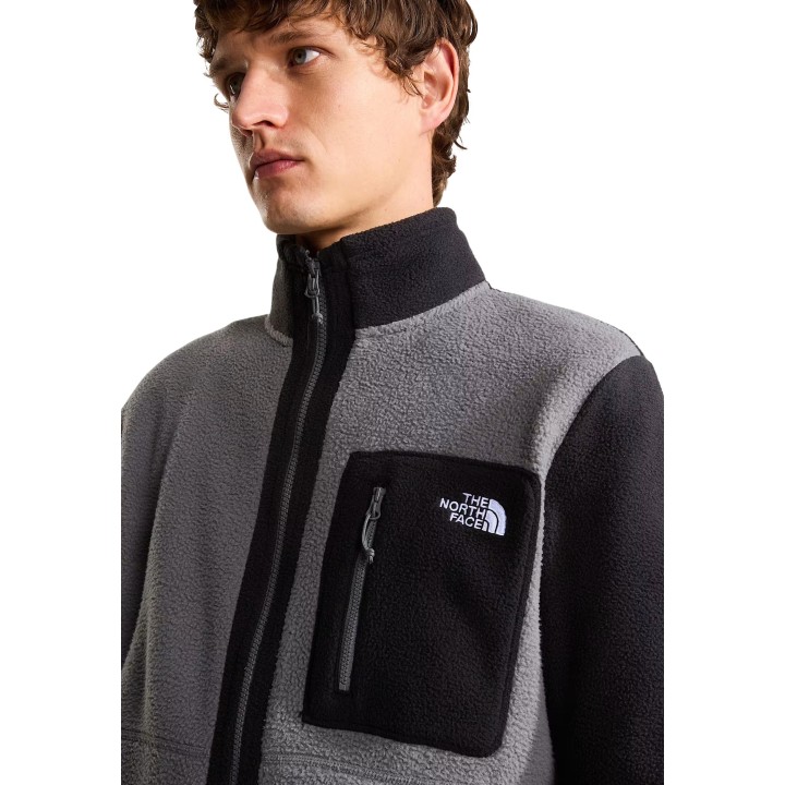 Detalle del bolsillo y cuello de la chaqueta polar gris The North Face M Yumiori