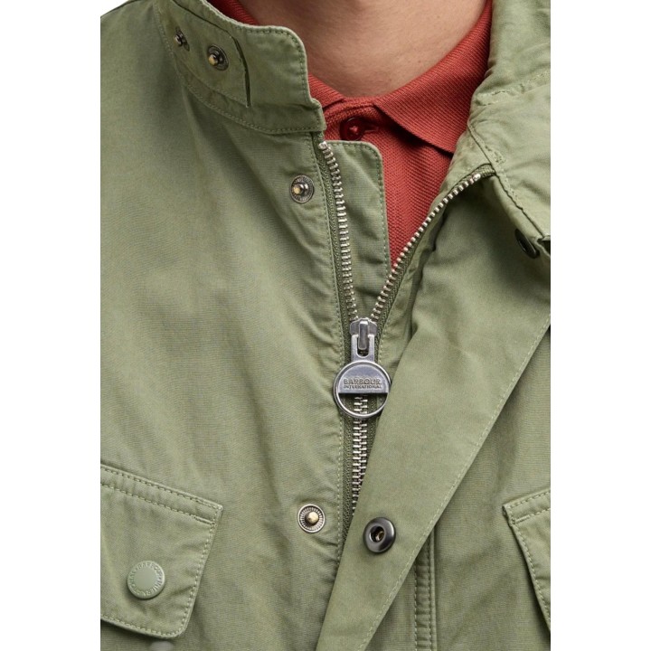 Detalle del cierre y cuello de chaqueta Barbour verde oliva MCA1100