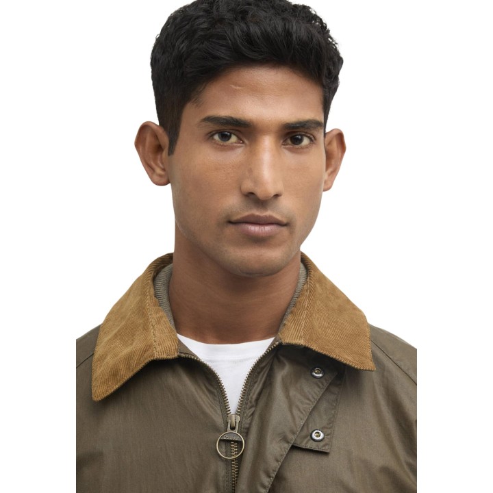 Detalle del cuello y cremallera de chaqueta Barbour Lightweight Ashby Wax verde oliva