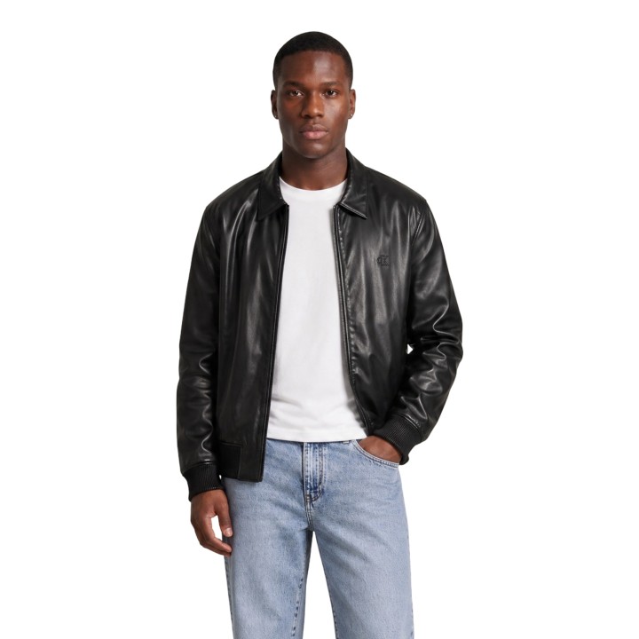 Calvin Klein Jeans chaqueta de hombre negra de piel vista frontal de tres cuartos