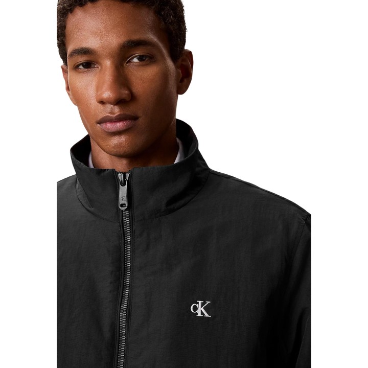 Detalle frontal de chaqueta Calvin Klein Jeans negra para hombre LV04RG500G