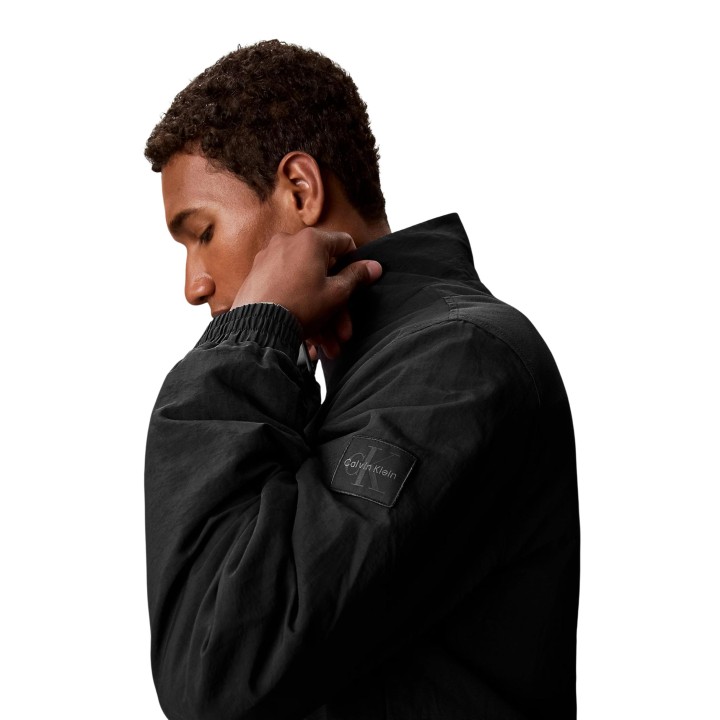 Detalle lateral de chaqueta Calvin Klein Jeans negra para hombre LV04RG500G